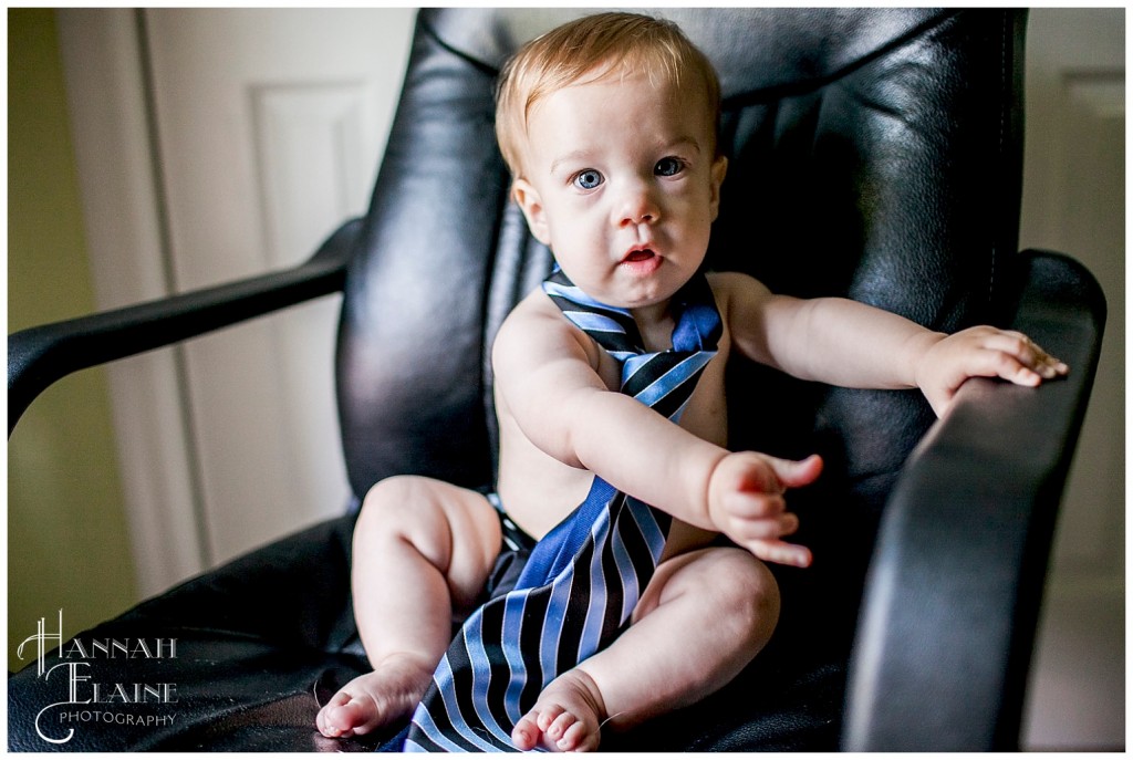 naked toddler in daddy's tie