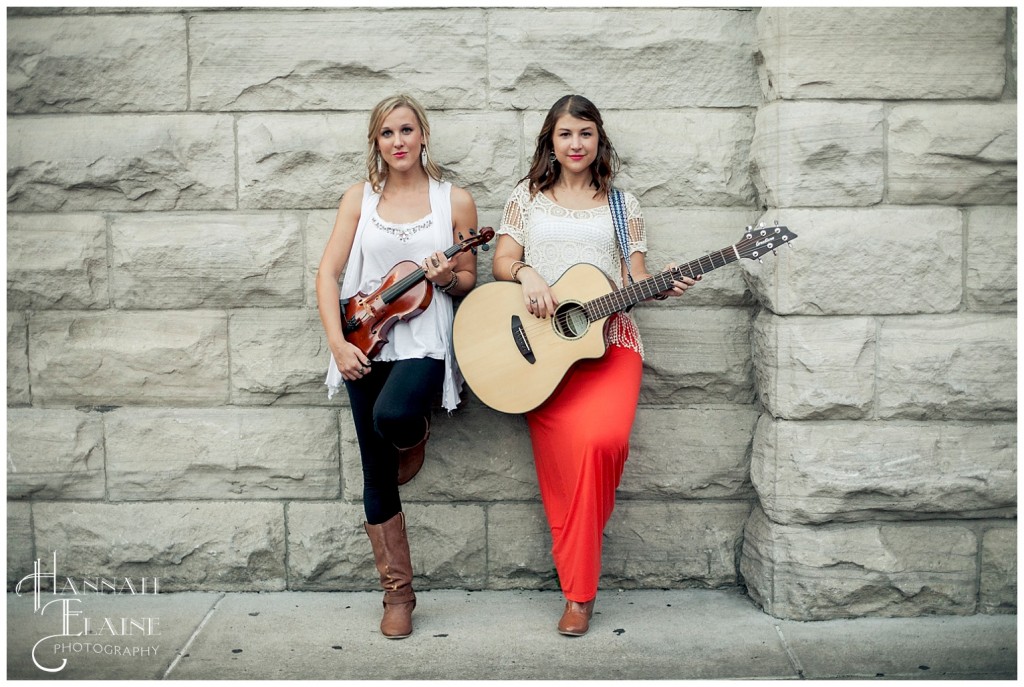 hayley and sara leaning against the ryman